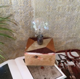 Lampada a base cubica con lampadina speciale giulio orrù design